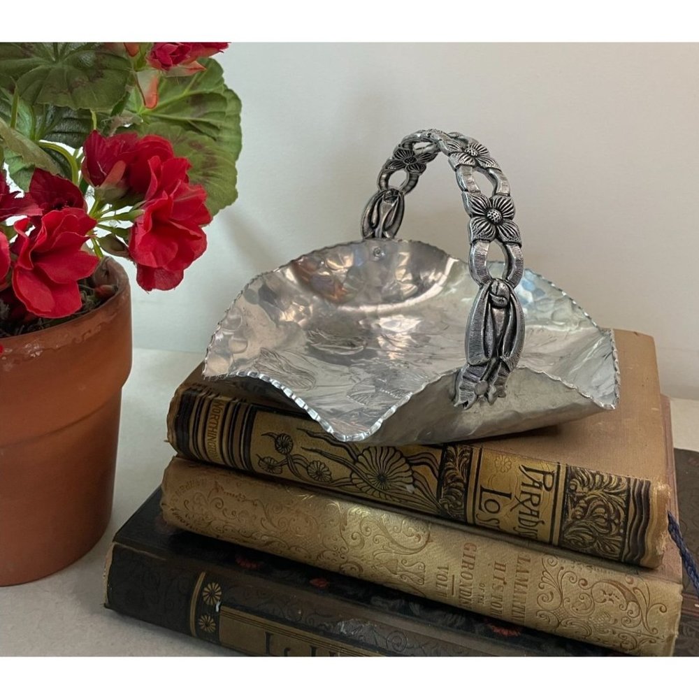 Vintage Rodney Kent Hand Hammered Aluminum Ruffled Tulip Basket Easter 429